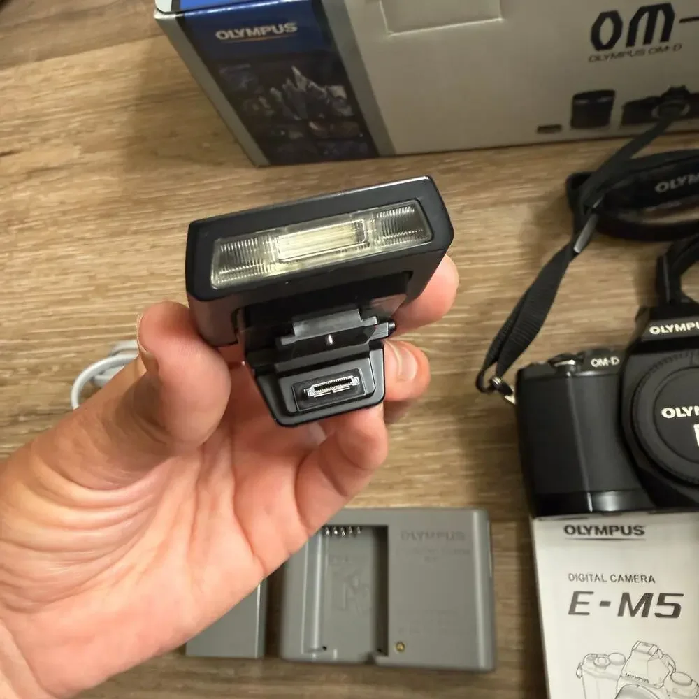 OLYMPUS OM-D E-M5 16MP DIGITAL CAMERA BODY FLASH BATTERIES CHARGER OG BOX